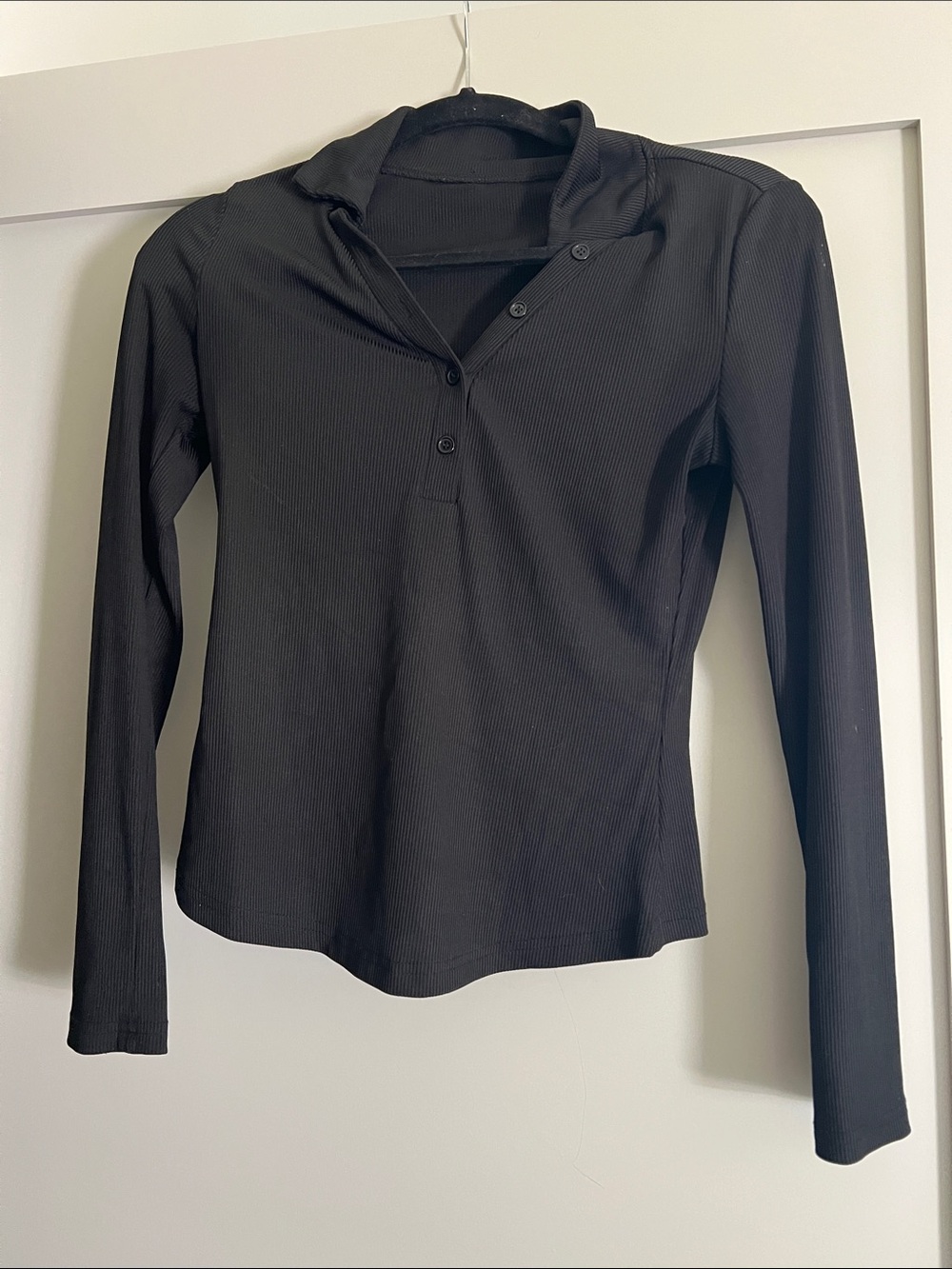 Women's Black Long-Sleeve Ribbed Henley Top